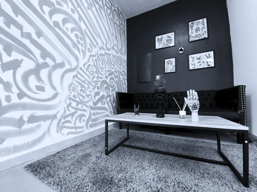 foto de la sala de espera del estudio de tatuajes INKUBUS tattoo en gines aljarafe sevilla