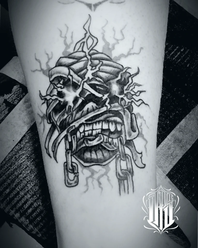 tatuaje old school realizado en INKUBUS tattoo estudio de tatuaje en Gines aljarafe sevilla