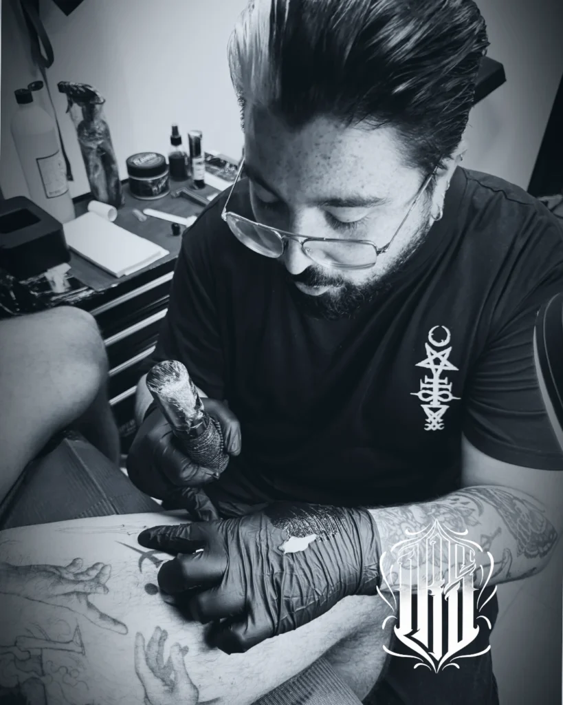 manugiltattoo tatuando en inkubus tattoo estudio de tatuaje en Gines Aljarafe Sevilla