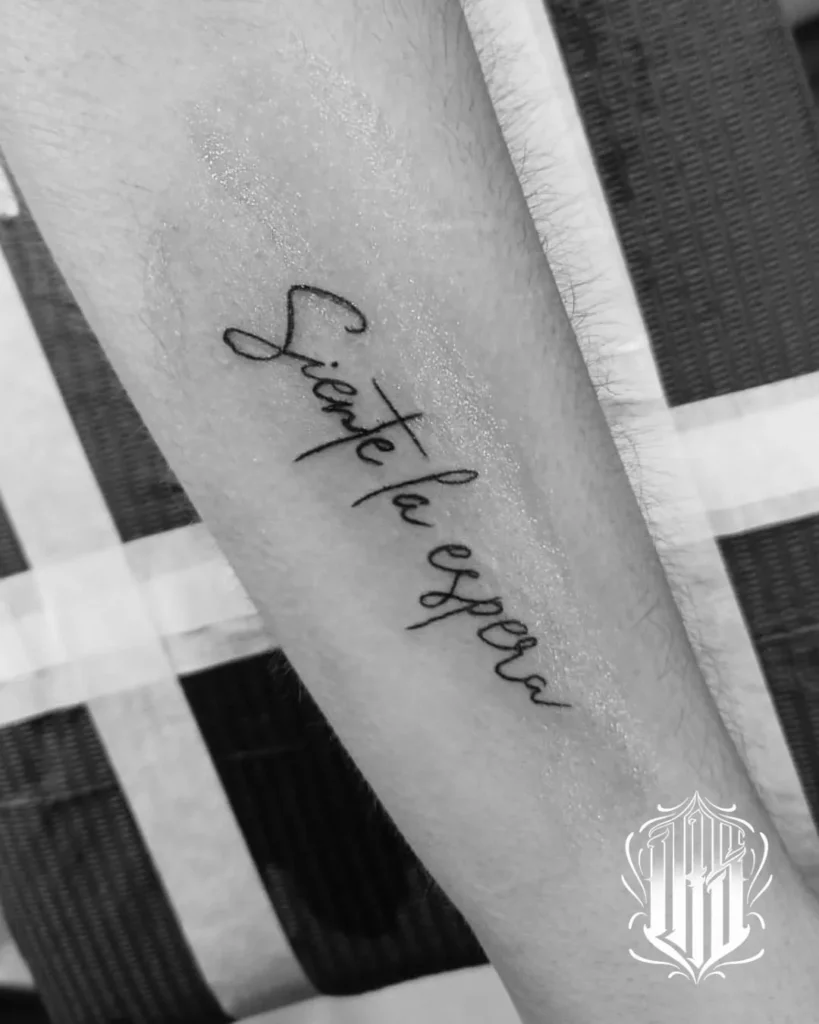 Tatuaje fineline lettering realizado en inkubus tattoo, Gines, Sevilla.