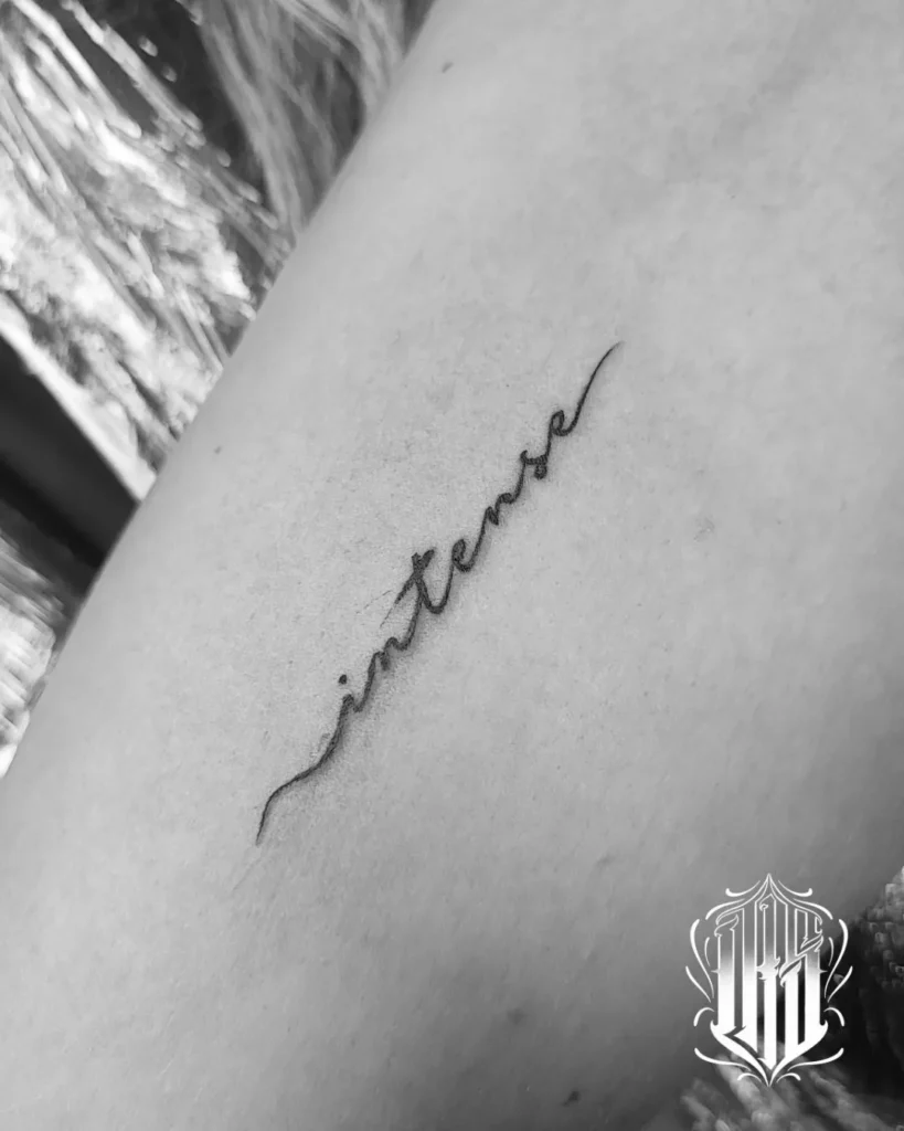 Tatuaje fineline lettering realizado en inkubus tattoo, Gines, Sevilla.
