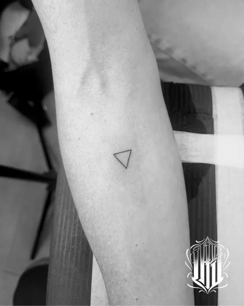 Tatuaje fineline realizado en inkubus tattoo, Gines, Sevilla.