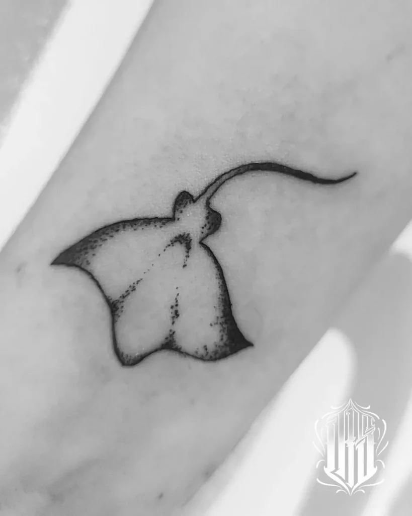 Tatuaje fineline blackwork realizado en inkubus tattoo, Gines, Sevilla.